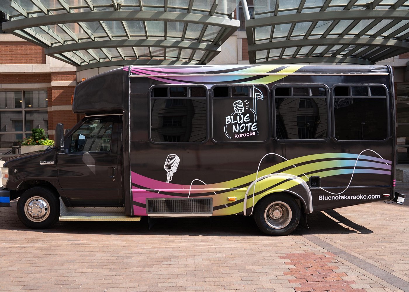 event-img-St. Louis Karaoke Tour – Music, Fun & City Sightseeing