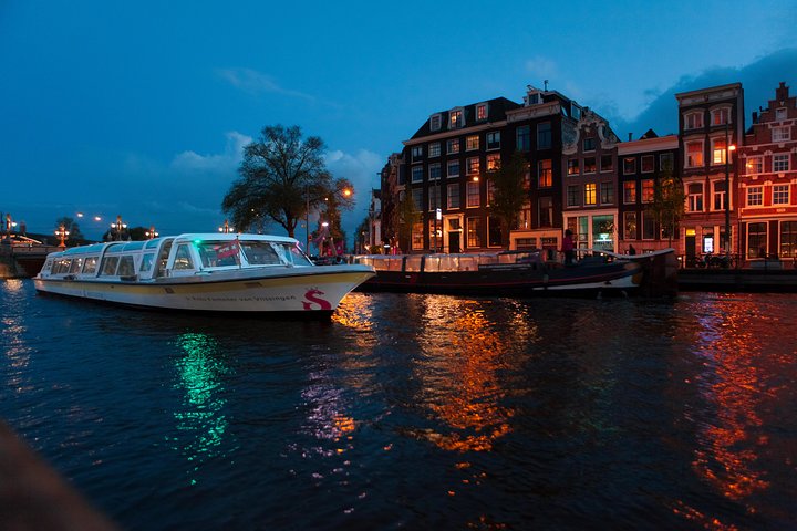 event-img-Pizza Cruise Experience Through Amsterdam’s Historic Canals